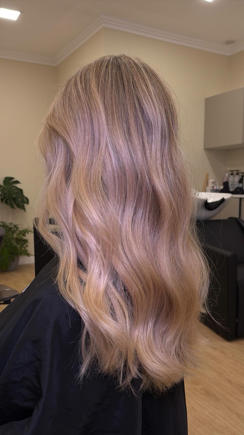 Blonde blending with Redken Pro formulas